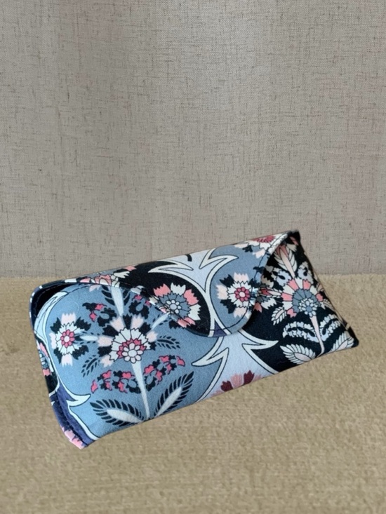 Vera Bradley Accessories - Vera Bradley floral Eyeglass Sunglasses Hard Magnetic Case